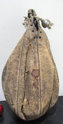 BIN PRICE $10. VINTAGE PUNCHING BAG. AS FOUND. GREAT MAN CAVE ITEM!