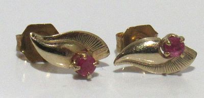 10KT GOLD RUBY STUD EARRINGS.