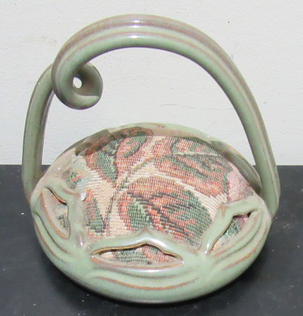 BIN PRICE $10.SIGNED HANNE LAWRENCE CANADIAN STUDIO POTTERY PIN CUSHION.