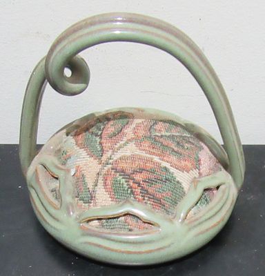 BIN PRICE $10.SIGNED HANNE LAWRENCE CANADIAN STUDIO POTTERY PIN CUSHION.