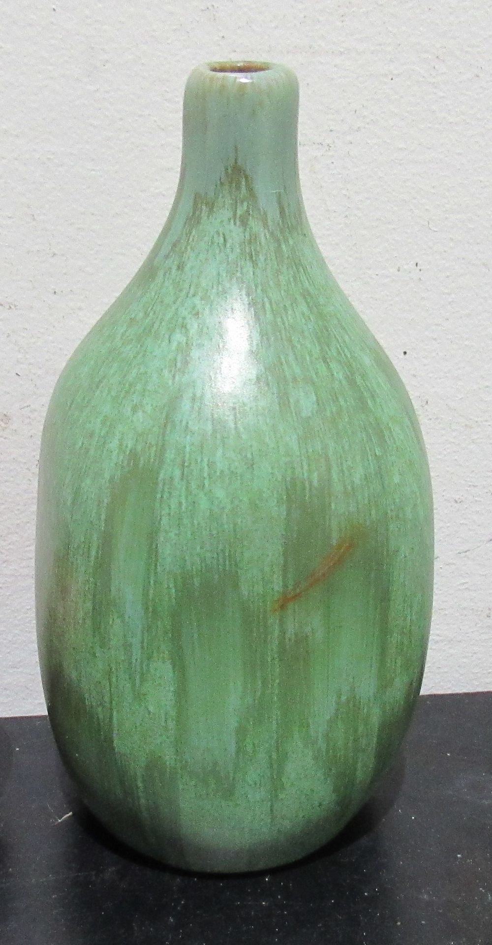 BIN PRICE $10.HURONIA POTTERY CANADA STUDIO POTTERY WEED POT.