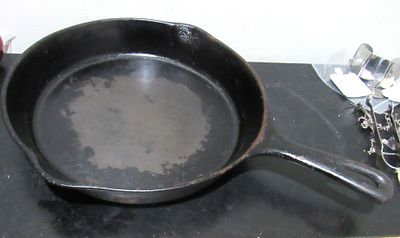 BIN PRICE $20.McClary NO.8 DRIP T0P SPIDER CAST IRON FRYING PAN.