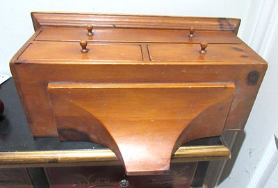 BIN PRICE $25. VINTAGE PINE 3 DRAWER CLOCK SHELF.