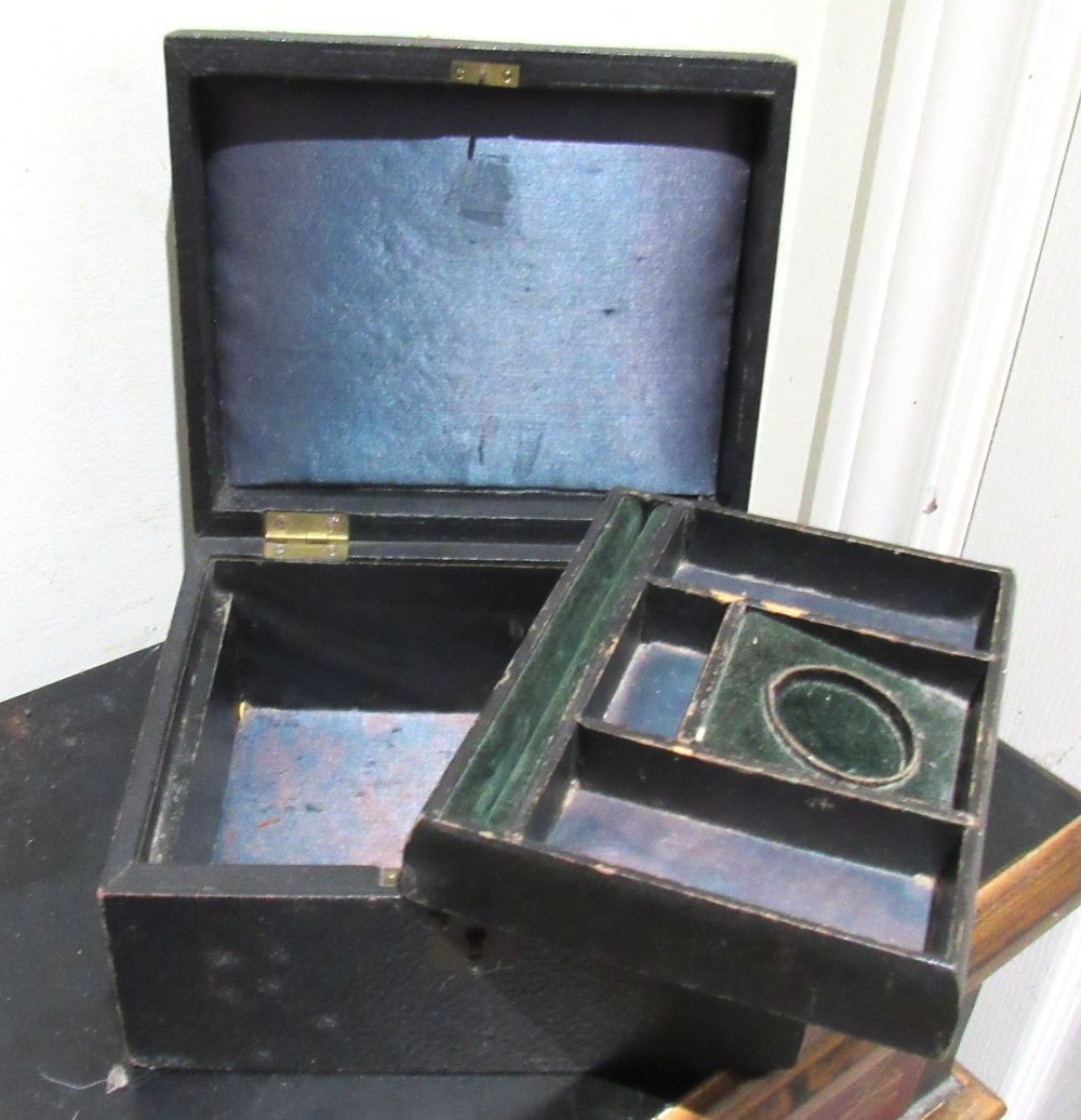 BIN PRICE $10. ANTIQUE GENTS TRAVELLING LEATHER BOUND JEWELRY BOX. NO KEY.