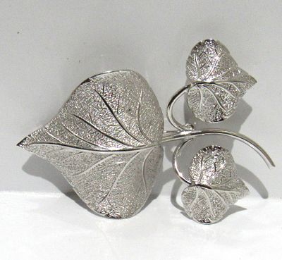 BIN PRICE $25. BOND BOYD STERLING SILVER LEAVES BROOCH.