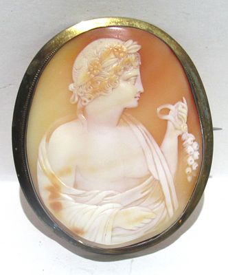 EXCEPTIONAL VICTORIAN CARVED SHELL CAMEO BROOCH/PENDANT SET IN 9KT GOLD.