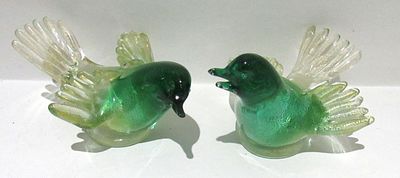 PAIR ARCHIMEDE SEGUSO MURANO ART GLASS BIRDS. GREEN SOMMERSO WITH GOLD LEAF. C.1950S..