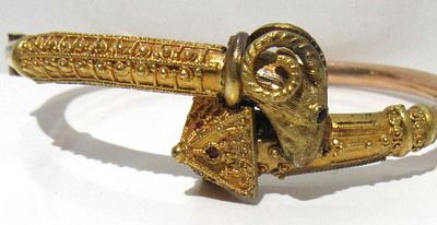 VICTORIAN GOLD FILLED BRACELET WITH RED GEMSTONES.