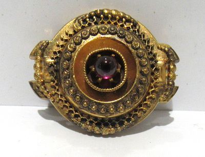 VICTORIAN GOLD FILLED MOURNING BROOCH WITH GARNET CABOCHON.