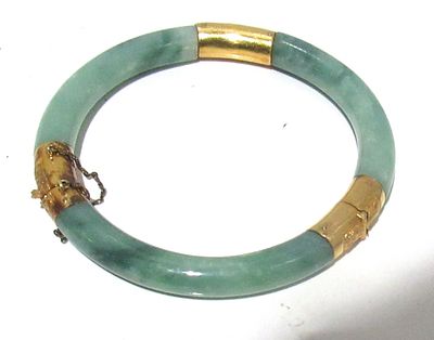 14KT GOLD JADE BRACELET.