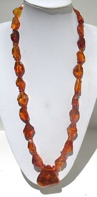 POLISHED BALTIC AMBER NECKLACE.