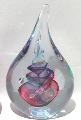 SPECTACULAR SIGNED ART GLASS PAPERWEIGHT.