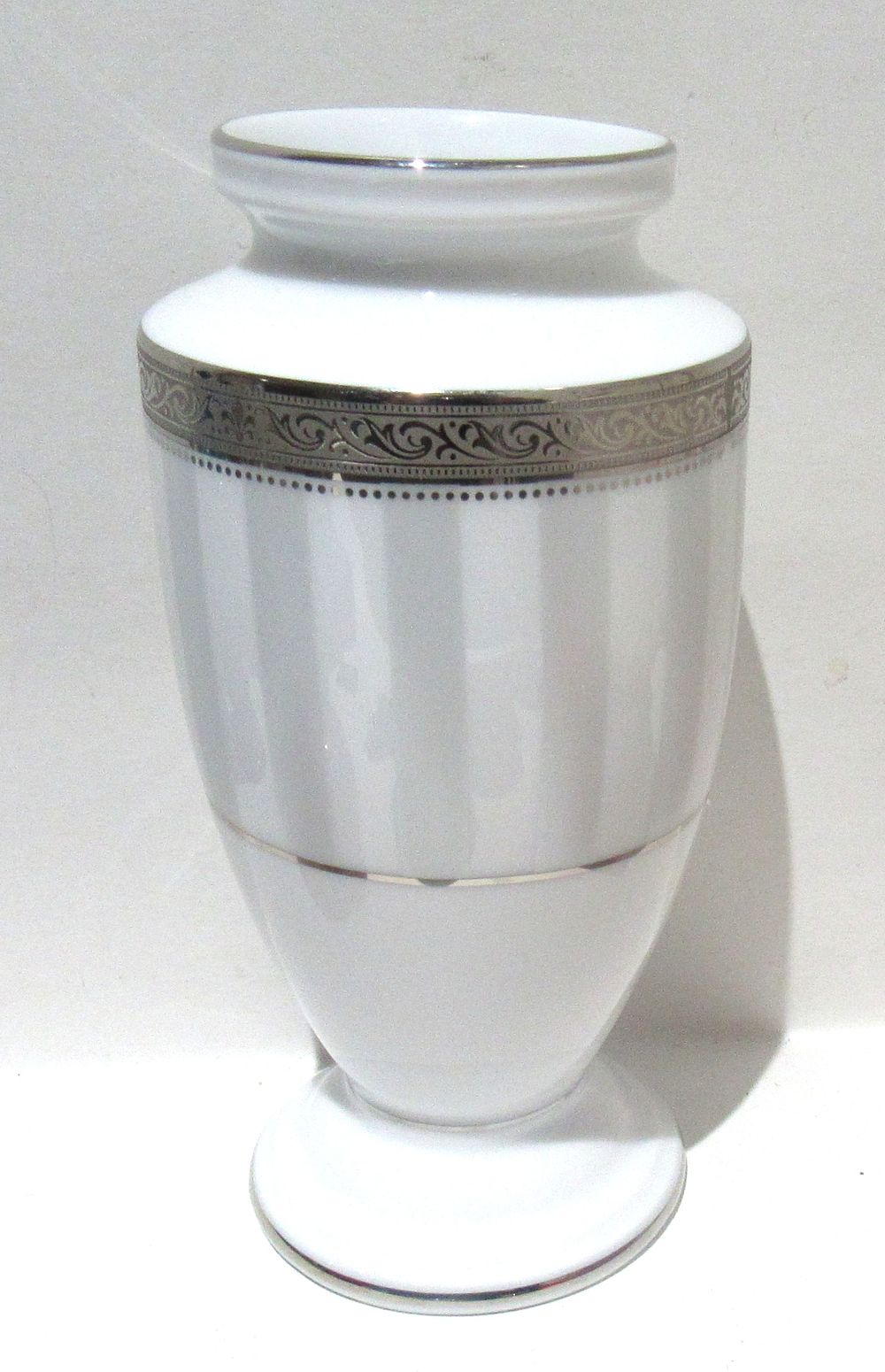 Lot 300: BUY-IT-NOW PRICE $10. NORITAKE VASE.