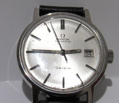 OMEGA AUTOMATIC WRIST WATCH. REQUIRES SERVICING (NOT RUNNING).