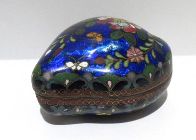 BUY-IT-NOW PRICE $20. HI-GRADE ANTIQUE HEART SHAPED CLOISSONE BOX.