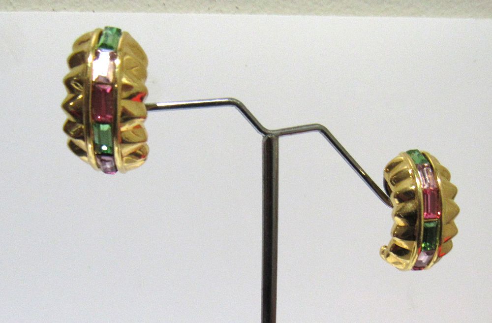 Lot 382: BUY-IT-NOW PRICE $25. DAZZLING SIGNED SWAN LOGO SWAROVSKI CRYSTAL EARRING.