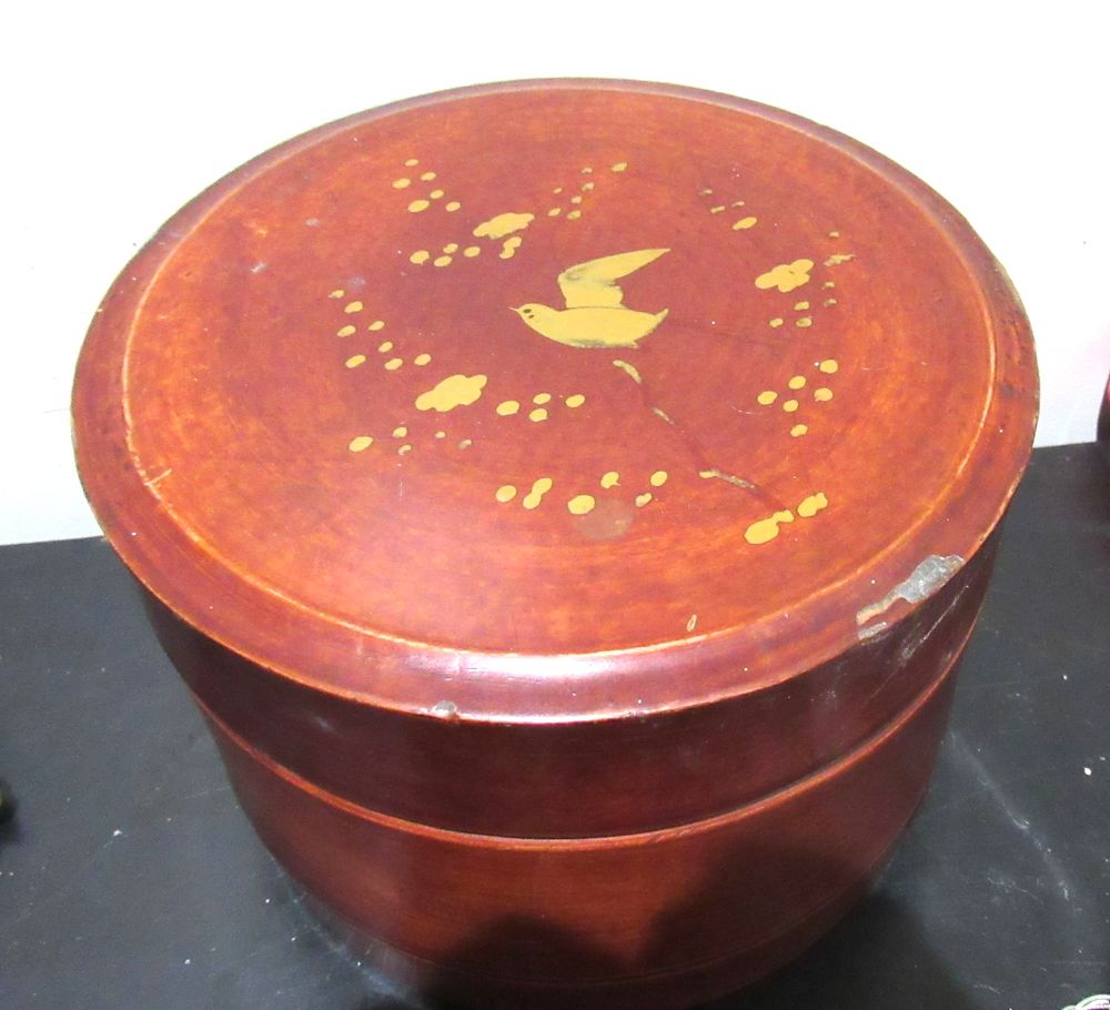 Lot 388: BUY-IT-NOW PRICE $30. ANTIQUE LACQUER COLLAR AND STUD BOX. COMES WITH COLLARS AND STUDS AS PICTURED