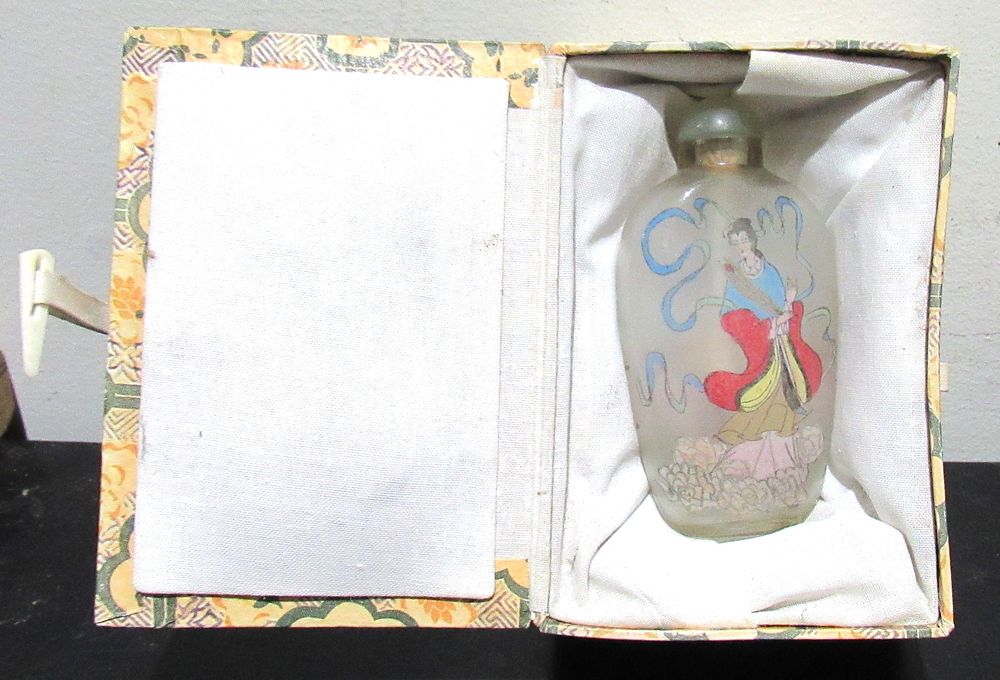 Lot 542: BUY-IT-NOW PRICE $25. HAND DECORATED ORIENTAL GLASS SNUFF BOTTLE IN ORIGINAL PRESENTATION CASE.