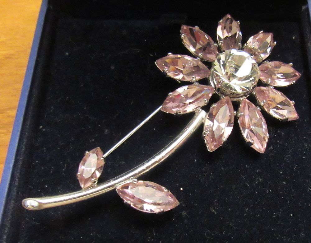 Lot 555: BUY-IT-NOW PRICE $45. SIGNED (SWAN LOGO) SWAROVSKI CRYSTAL FLOWER BROOCH WITH ORIGINAL BOX.