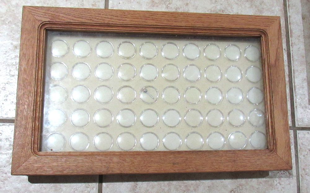 Lot 586: BUY-IT-NOW PRICE $25. CUSTOM MADE OAK SHOWCASE WITH INSERT FOR SMALL COINS OR JEWELRY. PICK-UP ONLY.