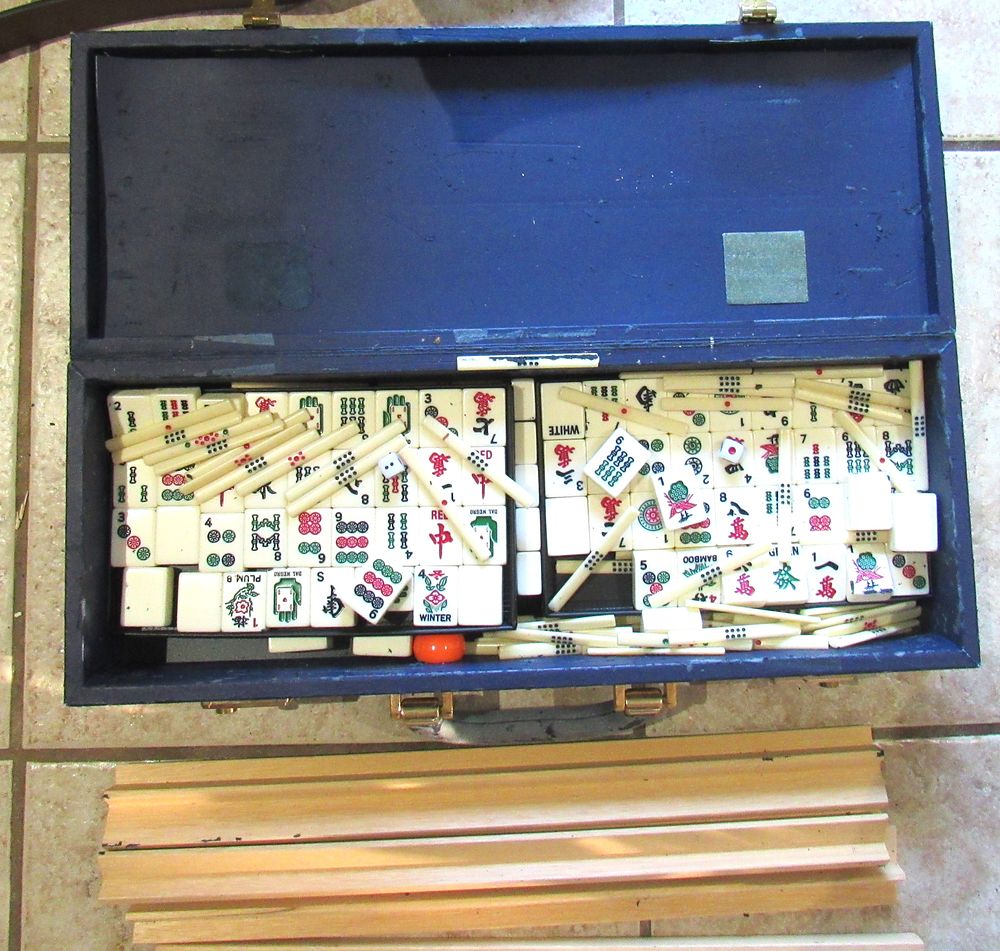 Lot 595: BUY-OUT-PRICE $25. VINTAGE MAHJONG SET AS FOUND. HARD PLASTIC.