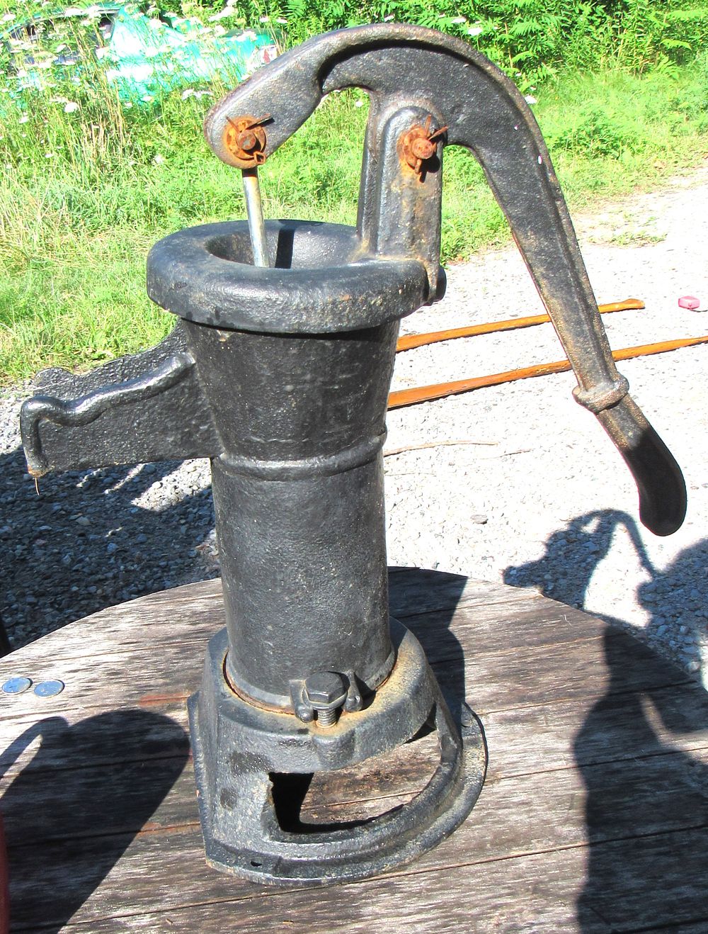Lot 598: BUY-IT-NOW PRICE $35. ANTIQUE CAST IRON COUNTRY KITCHEN HAND PUMP.