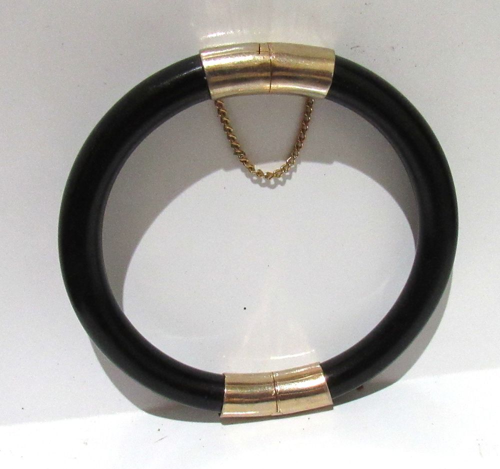 Lot 601: NON PAYING BIDDER RE-LIST BIN PRICE $500. 10KT GOLD BLACK JADE BRACELET.