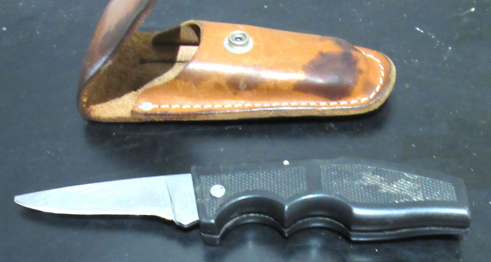 Lot 604: BUY-IT-NOW PRICE $15. GERBER LOCK BACK KNIFE WITH NORMARK BRANDED LEATHER BELT HOLDER