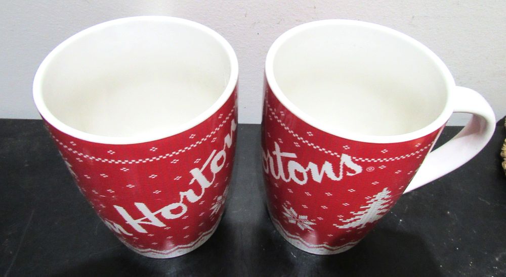 Lot 612: BUY-IT-NOW PRICE $10. PAIR VINTAGE TIM HORTON'S CHRISTMAS THEME COFFEE MUGS. MINT CONDITION.