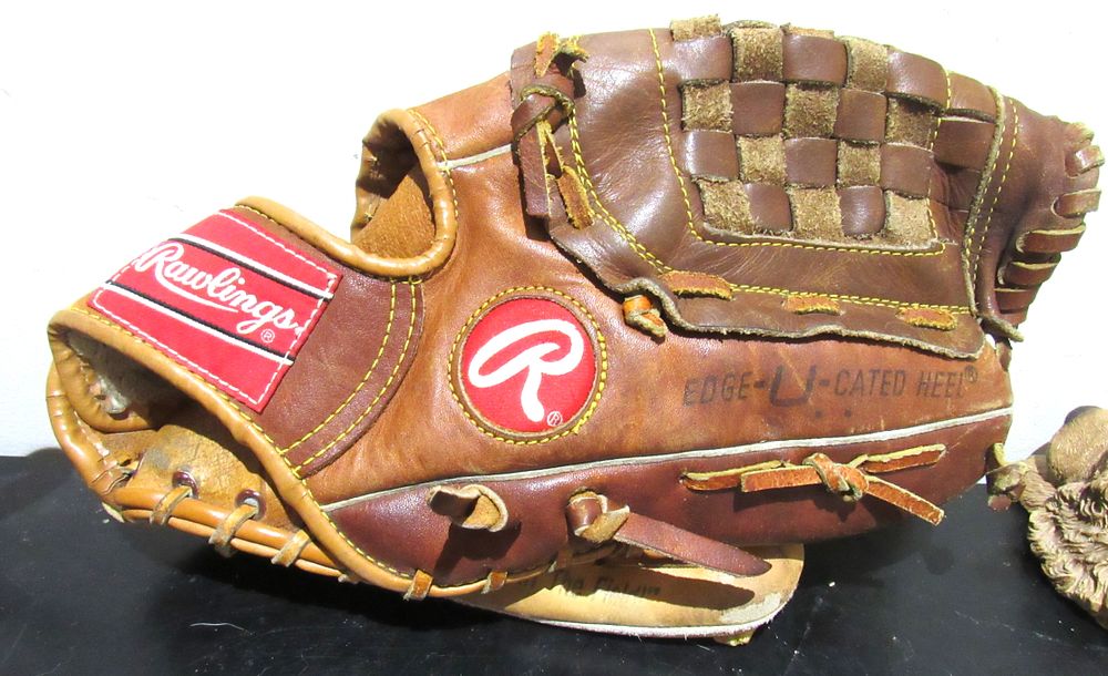 Lot 613: BUY-IT-NOW PRICE $10. RAWLINGS KEN GRIFFEY JR. BASEBALL GLOVE. VG CONDITION.