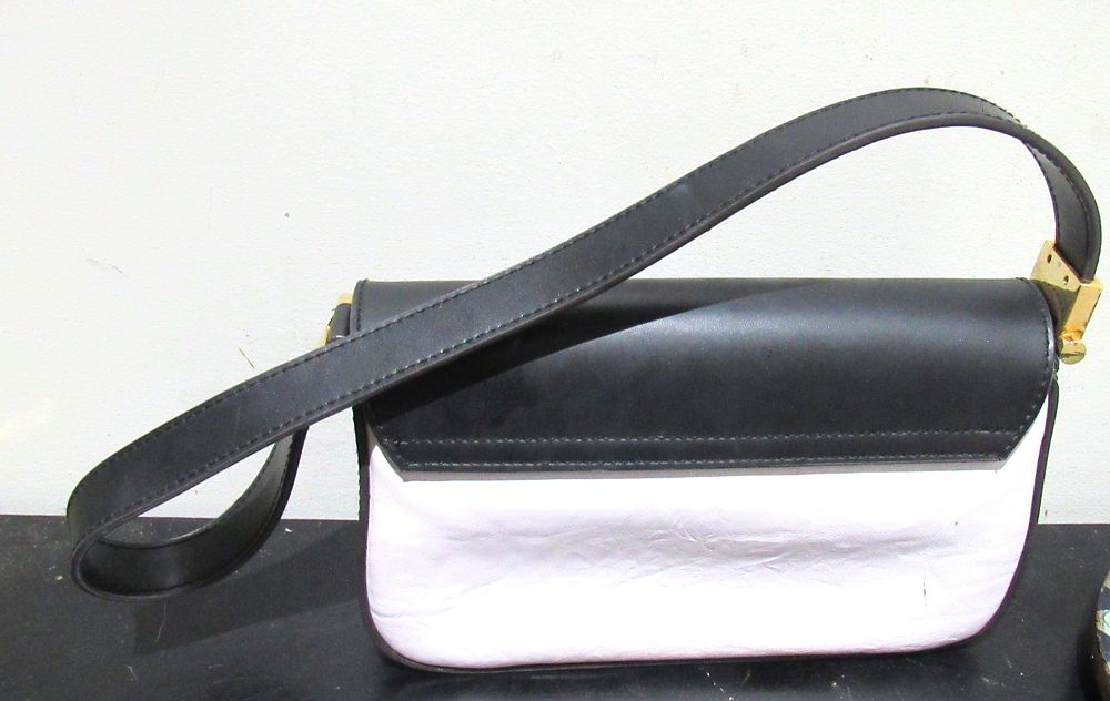 Lot 626: BUY-IT-NOW PRICE $15. SIGNED MODANI DESIGNER PURSE.