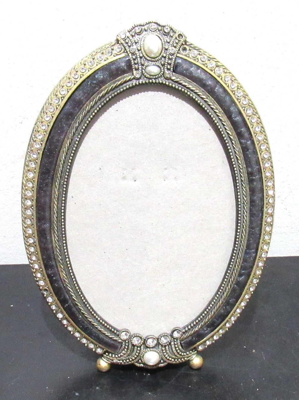 Lot 631: BUY-IT-NOW PRICE $25. VICTORIAN STYLE PHOTO FRAME.