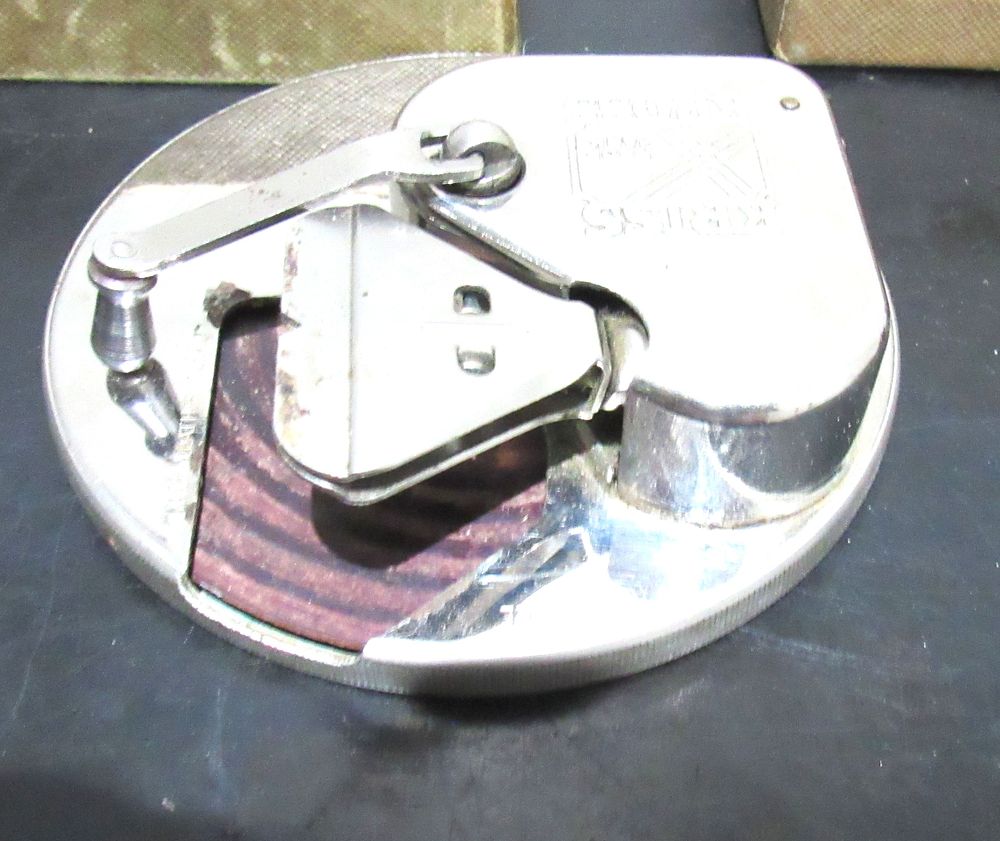 Lot 633: BUY-IT-NOW PRICE $80. VINTAGE KRISS KROSS RAZOR BLADE SHARPENER. EXC. WORKING CONDITION. COMES WITH ORIGINAL BOX.