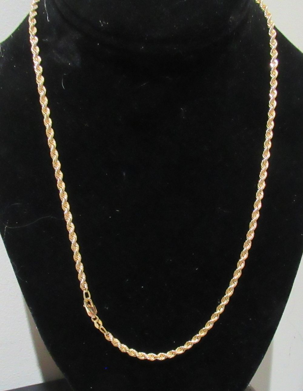 Lot 659: BUY-IT-NOW PRICE $750. 14KT GOLD ROPE NECKLACE. 5.6 GRAMS.