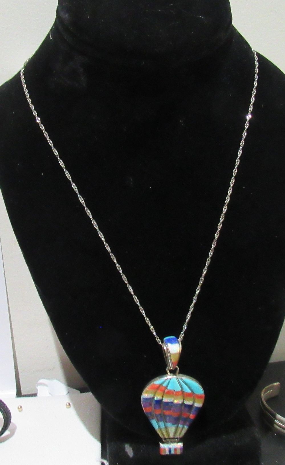 Lot 661: BUY-IT-NOW-PRICE $50. STERLING SILVER NECKLACE WITH HOT AIR BALLOON PENDANT.