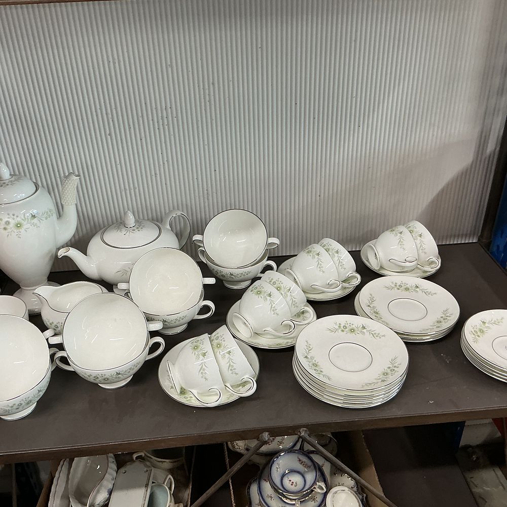Lot 341: A Westbury pattern bone china tea and coffee service