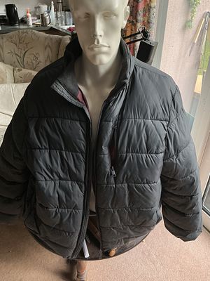 XLarge Black Quilted Puffer Jacket with Contrast Lining. A quilted puffer jacket featuring a 