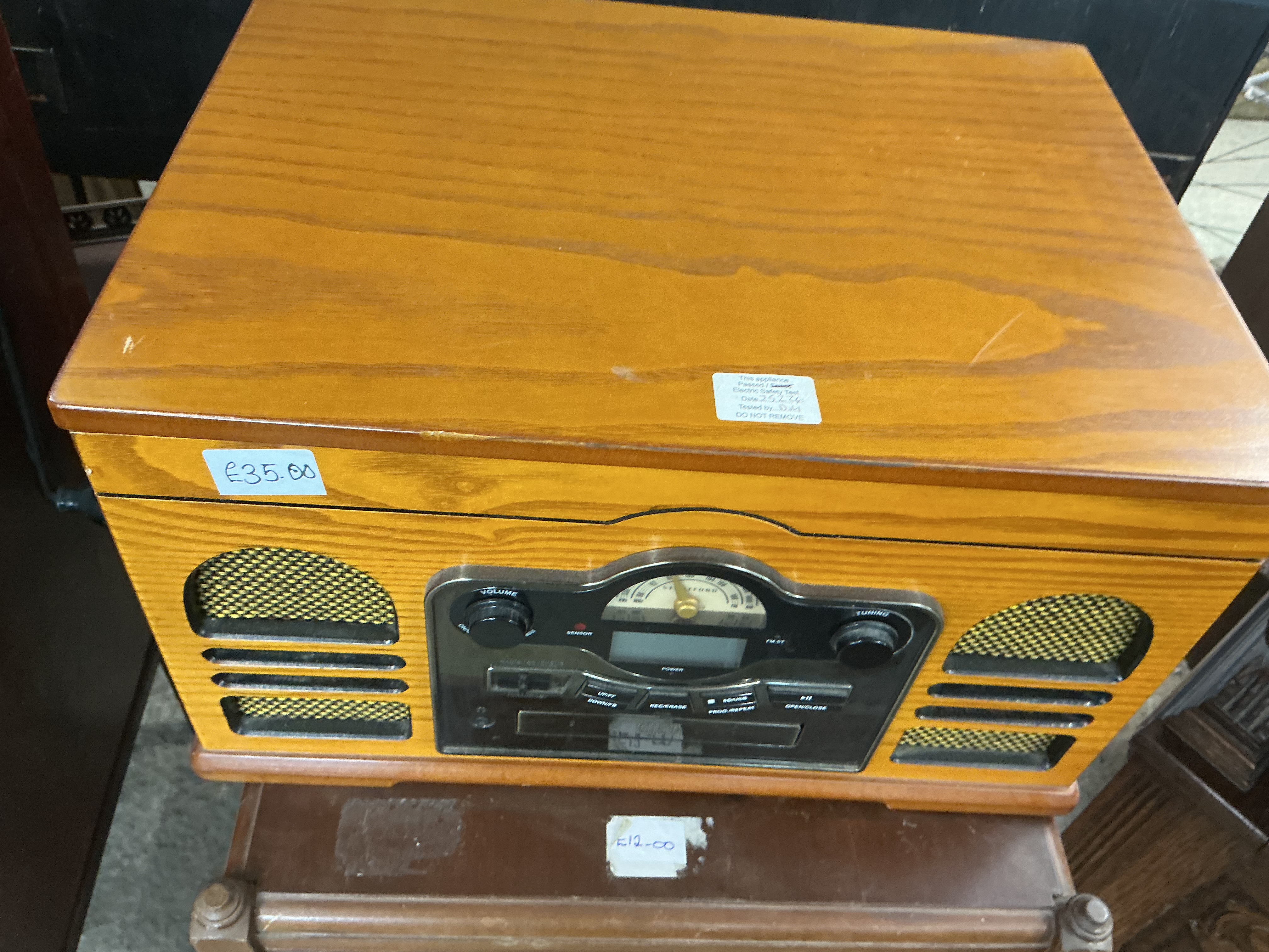A Stortford Model 8714 Retro-Style Integrated Music System