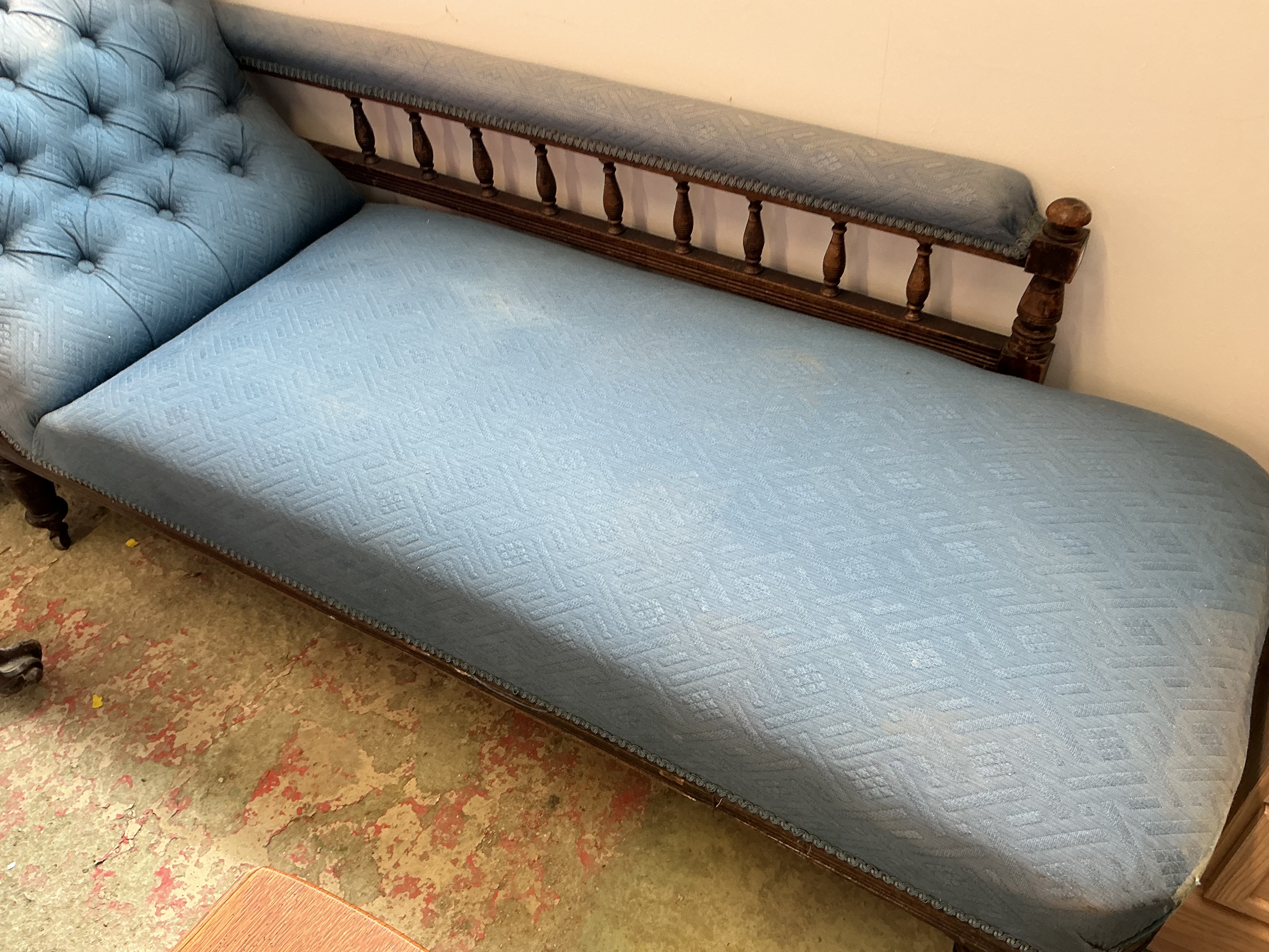 Victorian Spindle-Back Mahogany Chaise Longue