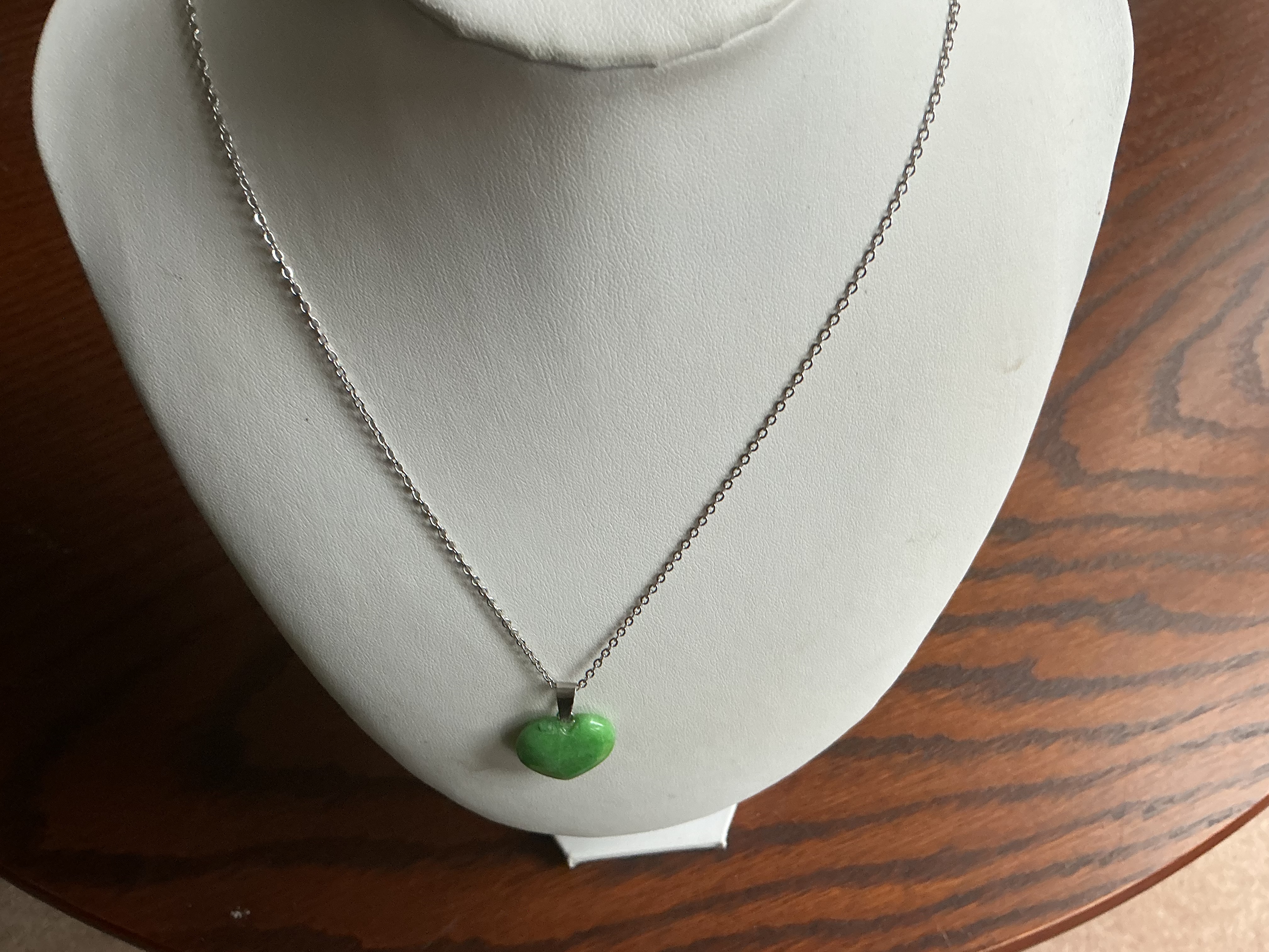 May.A White Metal Necklace with Heart-Shaped Green Hardstone Pendant