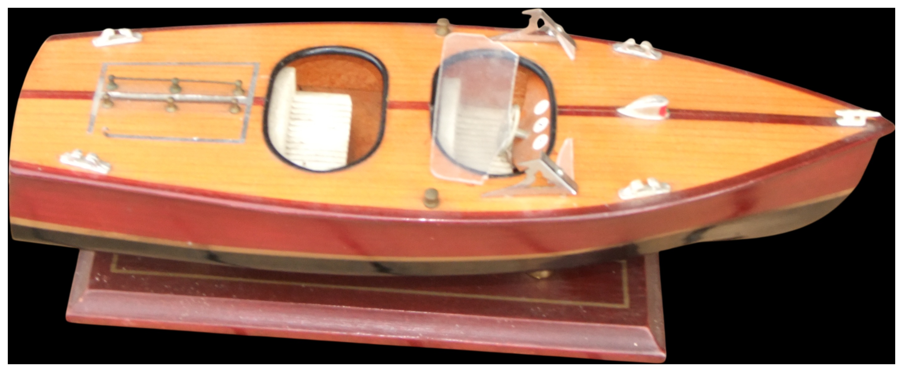 No reserve. Wooden scale model of a twin-cockpit runabout speedboat on display plinth