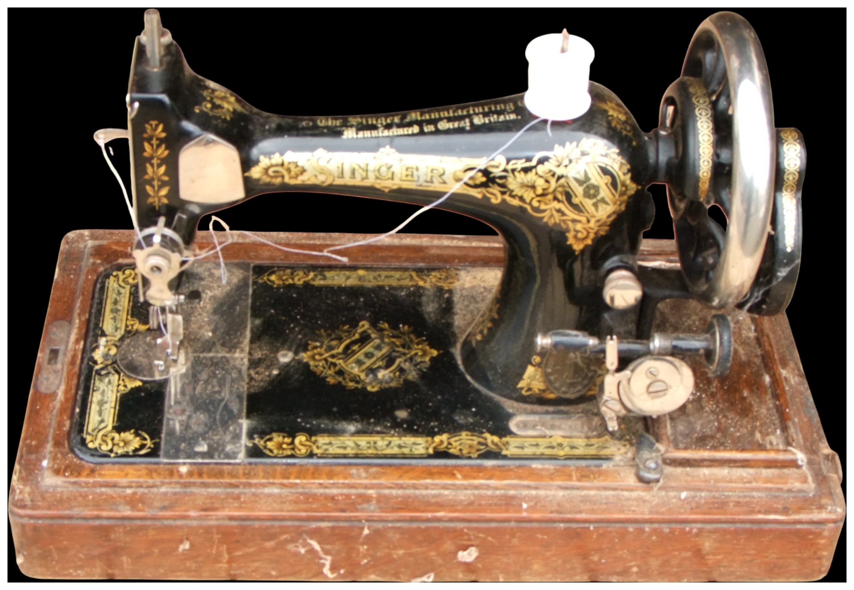 No reserve. A Singer Manufacturing Co. hand-cranked sewing machine manufactured in Great Britain