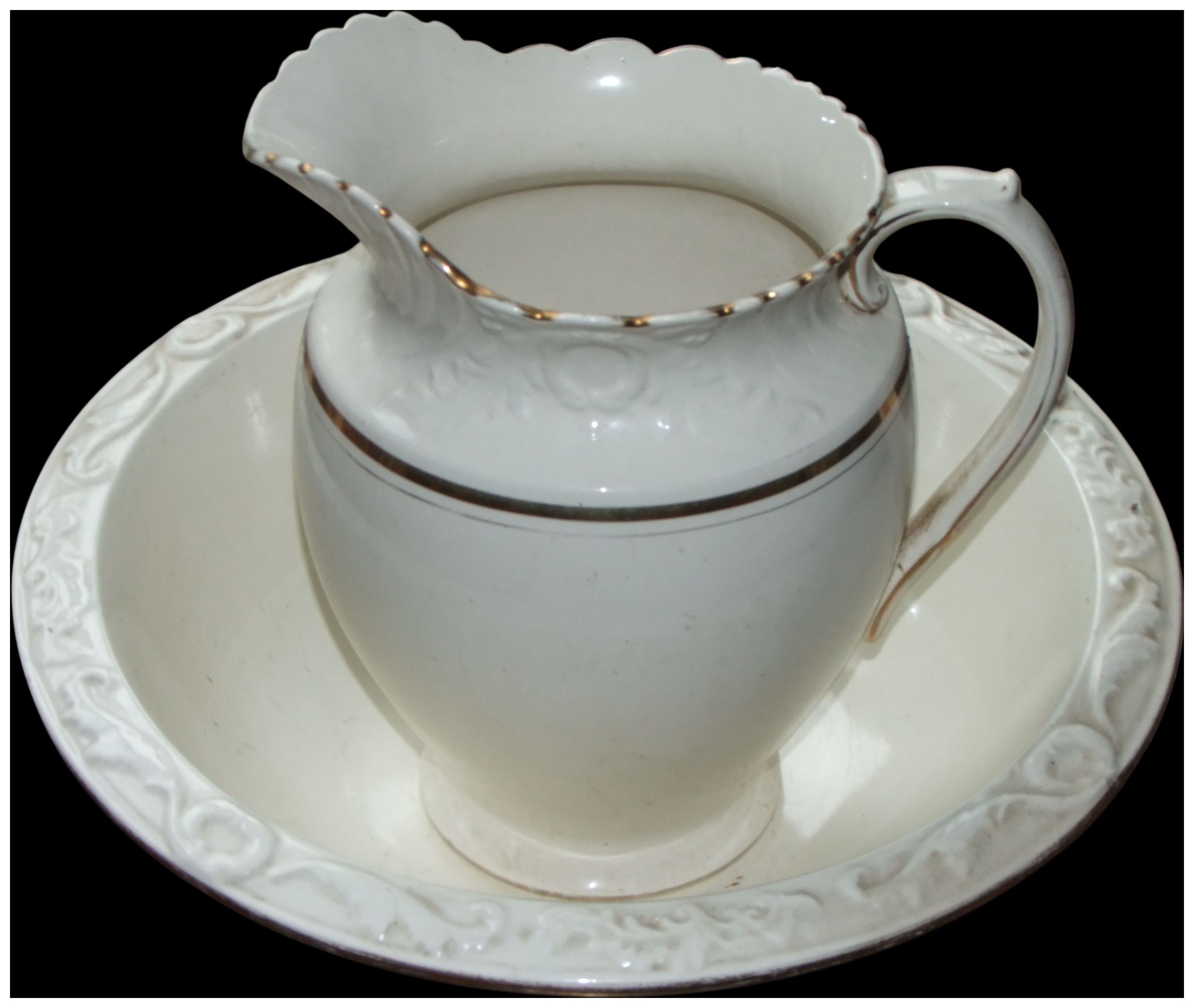 No reserve, cannot post.A matching two-piece ceramic wash jug and basin set with gilt decoration