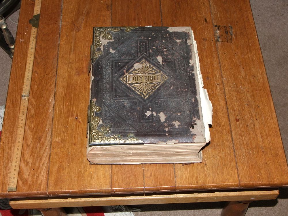 Lot 27: The Holy Bible. Folio Family Edition, mid-to-late 19th century.