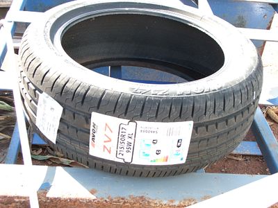 One Avon ZV7 215/50R17 95W XL Pneumatic Car Tyre. A new Avon ZV7 pneumatic passenger car tyre. 