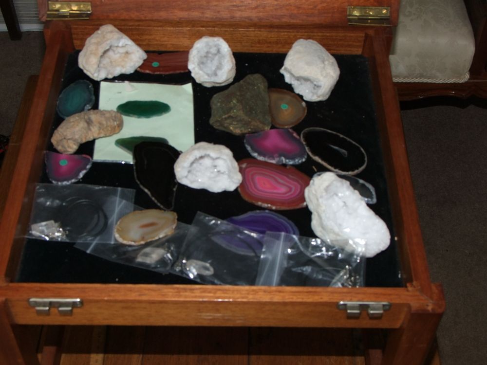 Lot 56: A Collection of Quartz Geodes and Polished Agate Slices in a Wooden Display Case