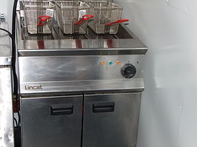 Lincat electric commercial floor standing twin tank fryer. A professional electric twin tank 