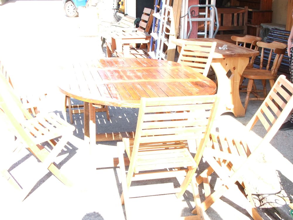 Lot 14: A Five Piece Hardwood Circular Outdoor Dining Suite
