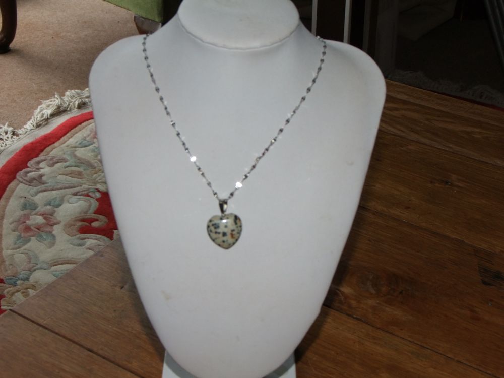 Lot 1: Reiki Healing Crystal. £3 postage most UK Postcodes.
Pease state which birthstone month when winning bid.