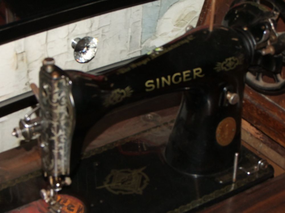Lot 26: Vintage Singer Domestic Sewing Machine in Wooden Cabinet
